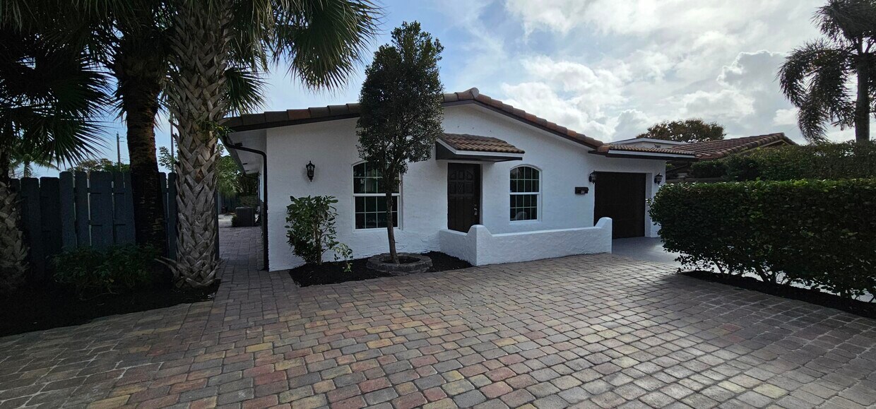 Primary Photo - 400 W Royal Palm Rd