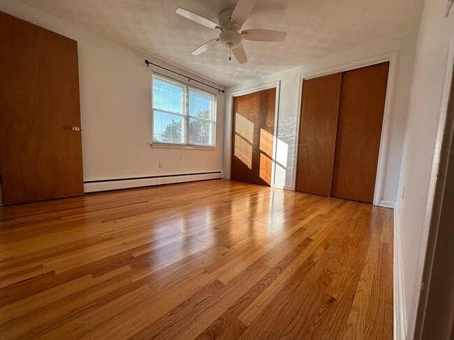 Sun-filled rooms - 1308 Slater Rd