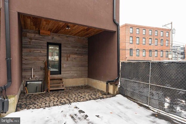 Estacionamiento en la parte trasera. Parcialmente cubierto para un auto. ¡También se puede estacionar un segundo auto en este lote! - 1005 New Market St