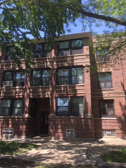 Building Photo - 2204 W Berteau Ave