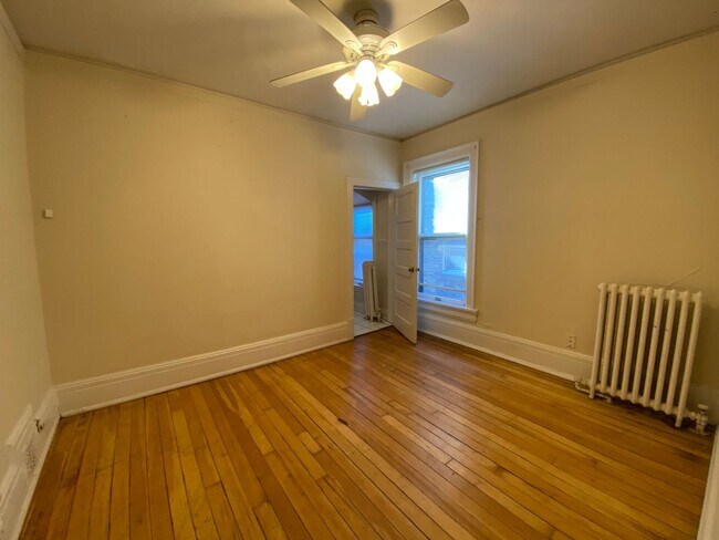 Interior Photo - 918-24 Knapp