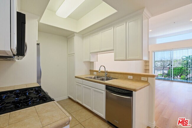 Foto del edificio - 3328 Oakhurst Ave