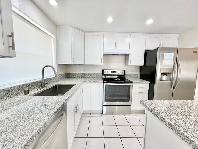 Building Photo - Recently Renovated 2B/1BA Condo in La Mesa...