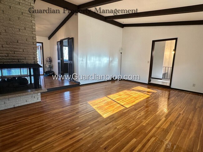 Building Photo - Burnsville Single Family Home, 2 Car Garage, Large Sun Room, Fireplace, Deck