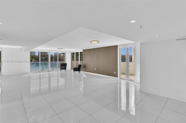 Foto del edificio - 9901 E Bay Harbor Dr