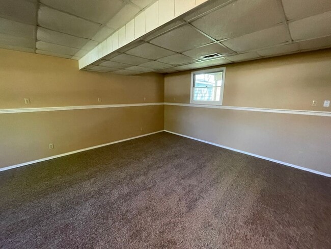 Building Photo - Great Location in West Rock Island!