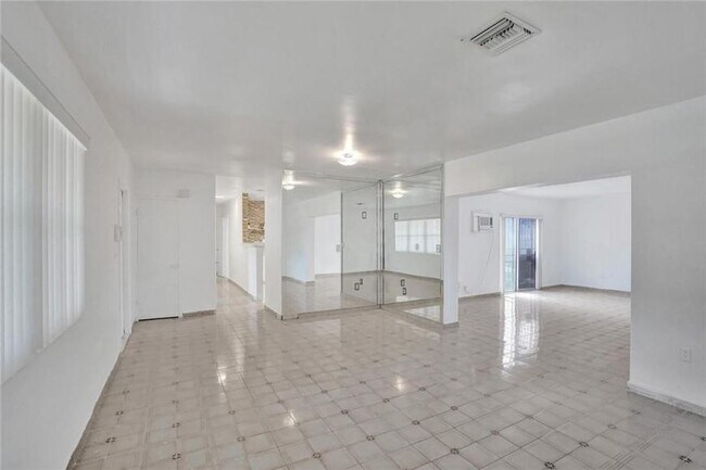 Building Photo - 3 bedroom in Hollywood FL 33024