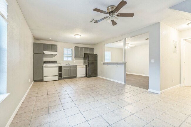 Building Photo - **2 Weeks Free! and 50% Security Deposit!!** Spacious 3-Bedroom Townhome in Quiet Community!