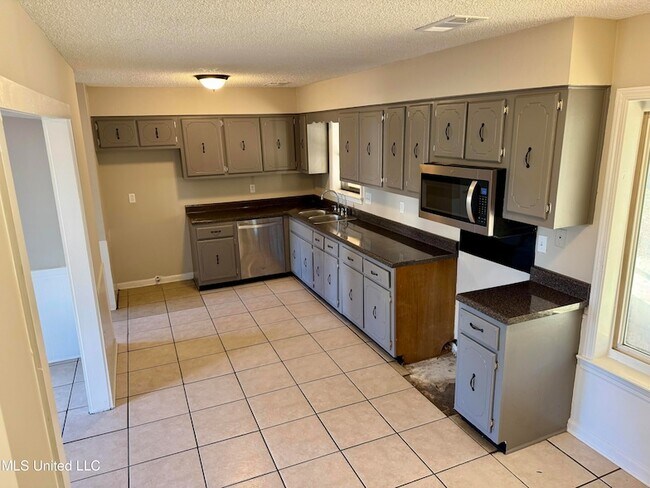 Foto del edificio - 7141 Oak Forest Dr