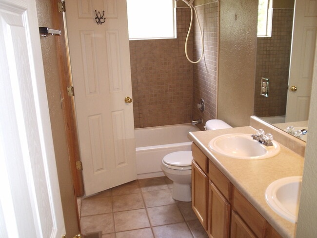 Foto del edificio - 1609 Columbine Village Dr