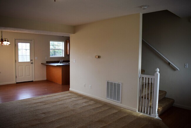 Building Photo - Spacious 3 bedroom, 2.5 bathroom duplex!