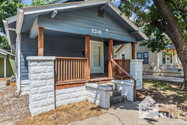 Building Photo - Updated 2 Bedroom Home, GET THE FIRST MONT...