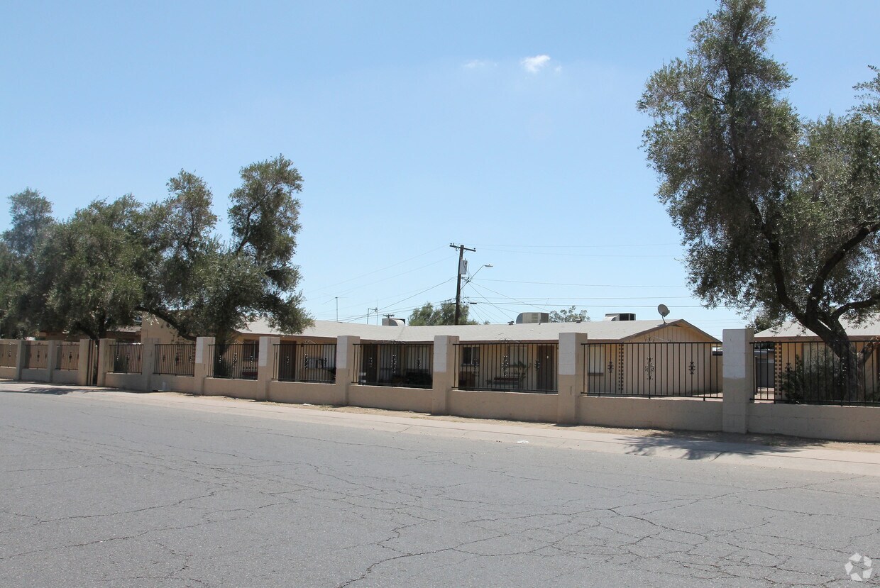 Foto del edificio - 5945-6001 W Oregon Ave