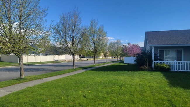 Foto del edificio - 3 Bedroom 2 Bath Home In North Spokane