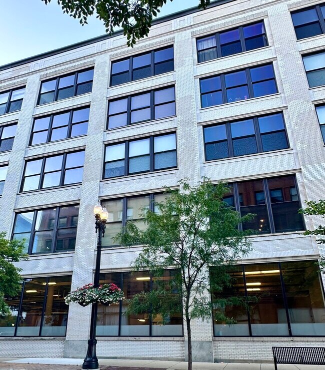 Building Photo - 2303 S Michigan Ave