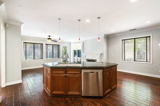 Building Photo - Beautiful 5 bedroom/ 3 Bath Miraleste home...