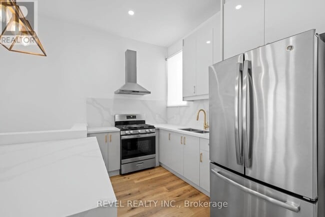 Building Photo - 153 Bay St N