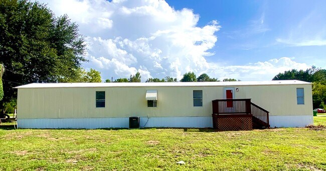 Building Photo - 102 Persimmon Dr