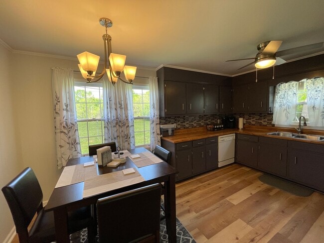 Building Photo - Cute country home in Lewisburg