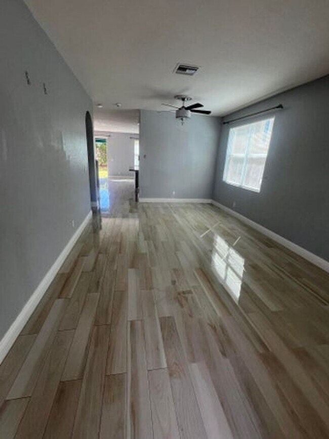Foto del edificio - 810 Palm Tree Ln