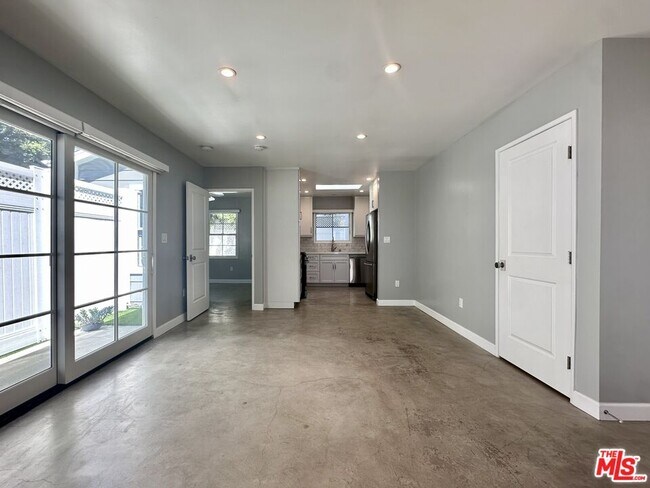 Building Photo - 1820 1/2 S Wooster St
