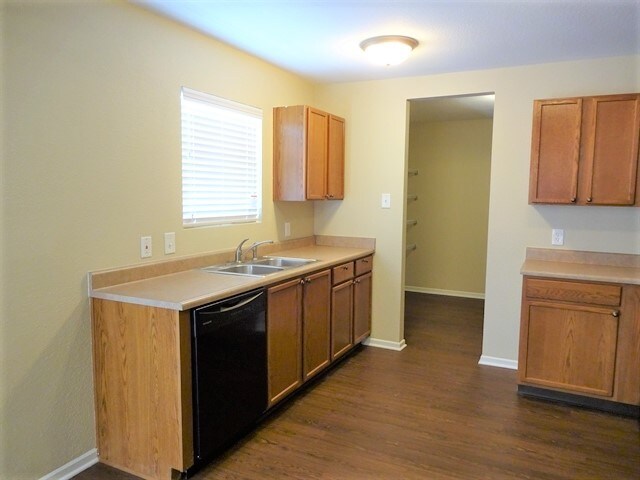 Foto del edificio - 3345 Grove Berry Ln
