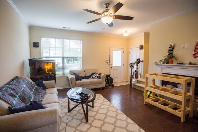 Building Photo - 3 bedroom townhome just minutes from Duke!! Located in the popular Thompson Ridge Community!