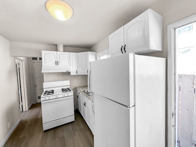 Building Photo - Charming 2-Bedroom Craftsman in Oakland’s ...