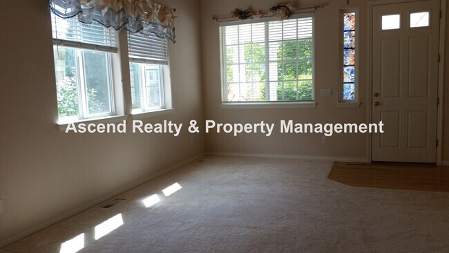 Foto del edificio - Bethany 4 Bed One Bed & Full Bath on Main Fenced Yard w/EV Charger Close to Schools & Shopping