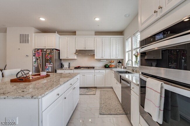 Building Photo - 17 Braeburn Ct
