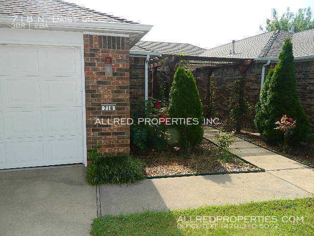 Primary Photo - 718 N Daisy Ln