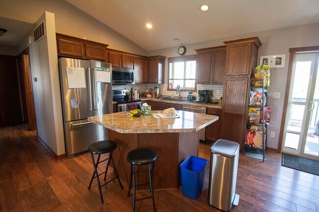 Foto del edificio - Spacious NW Home with Fenced Yard & Deck
