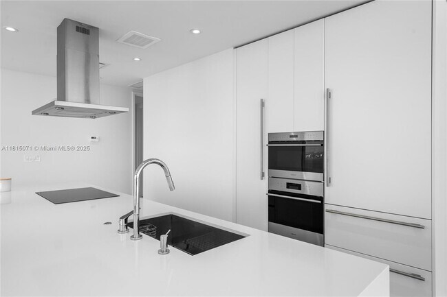 Building Photo - 700 NE 26th Terrace