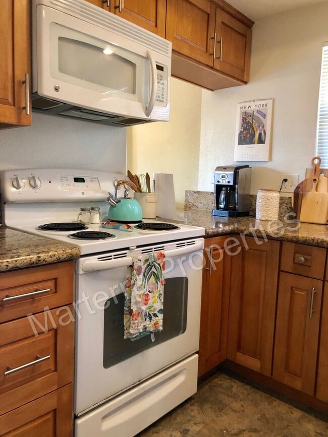 Building Photo - Upgraded Town Home With Resort Style Ameni...