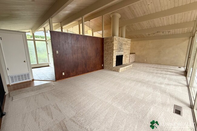 Foto del edificio - Spacious 4 Bedroom Home in San Mateo Hills...