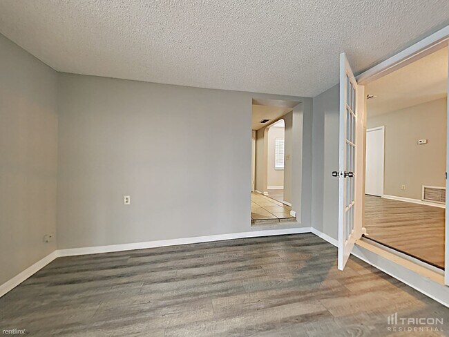 Building Photo - 205 Valley Dr
