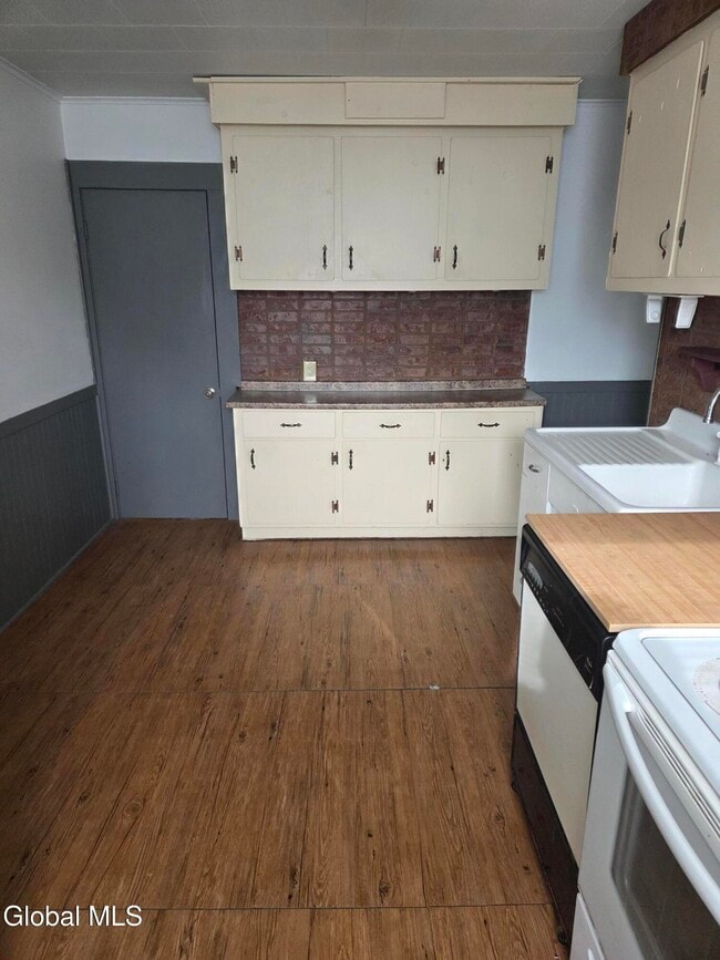 Foto del edificio - 48 Arnold Ave