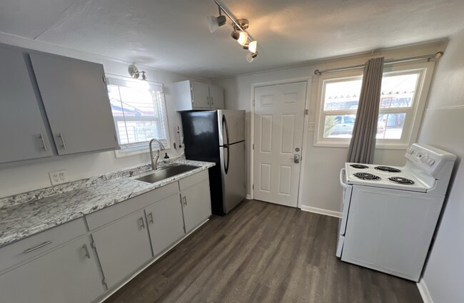 Building Photo - Updated 1 Bedroom 1 Bathroom Ranch Home in...