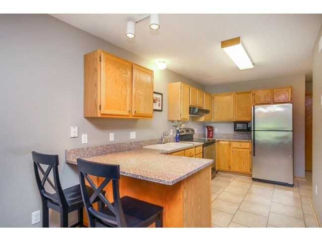 Building Photo - 2Bed*1.5Bath with loft in West Bloomington...