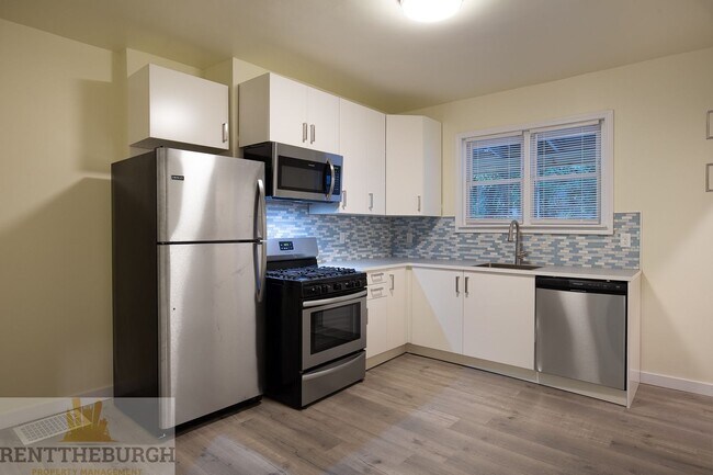 Building Photo - 3 Bedroom 1.5 bath House Now Available!