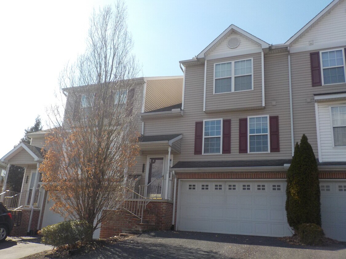 1143 Cross Creek Dr, Mechanicsburg, PA 17050 Townhome Rentals in