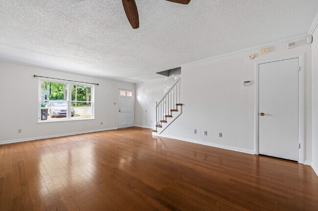 Foto del edificio - GREAT LOCATION 2BED 2BATH! FENCED IN YARD!