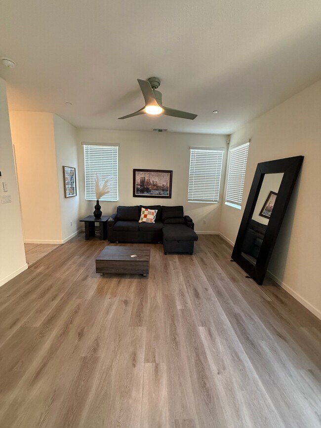 Foto del edificio - 4244 Rutherford Ave