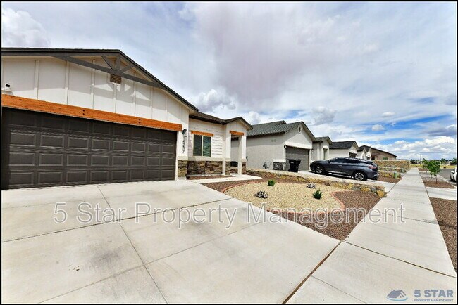 Foto del edificio - 15237 Ambition Ave