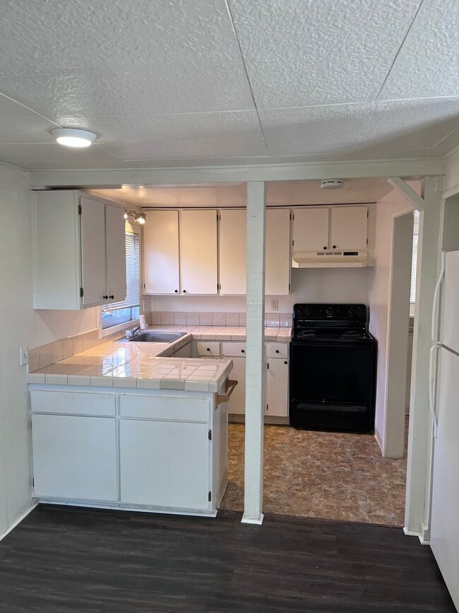 Building Photo - 2 STORY ONE BEDROOM APARTMENT IN PENRYN!