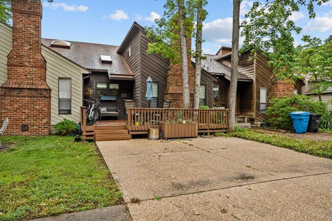 Building Photo - Shadowlawn Townhome