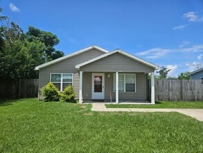 Building Photo - 901 Huntington Dr