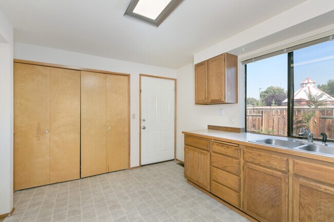 Building Photo - 3201 / 3203 Vincenta Drive