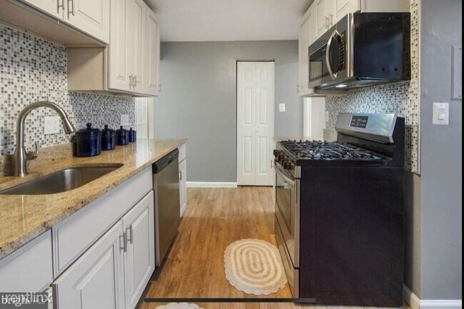 Building Photo - 2 br, 1 bath Condo - 3329 Huntley Square D...