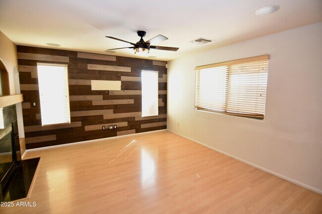 Foto del edificio - 2525 W Straight Arrow Ln